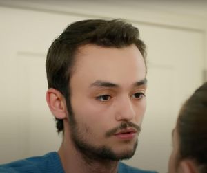 Alper zaczyna manipulować rodziną Kuzeya, by zostać w ich domu na stałe. Sili się to nie spodoba.