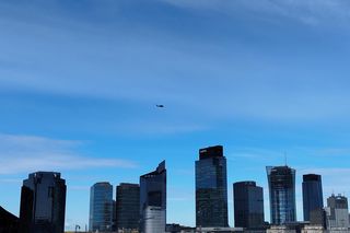 Blackhawk latał nad Warszawą. Zawisł nad najwyższym wieżowcem