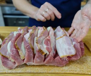 Schab przekładany boczkiem i cebulą – wyjątkowo soczysta pieczeń, która zachwyca smakiem i aromatem! 