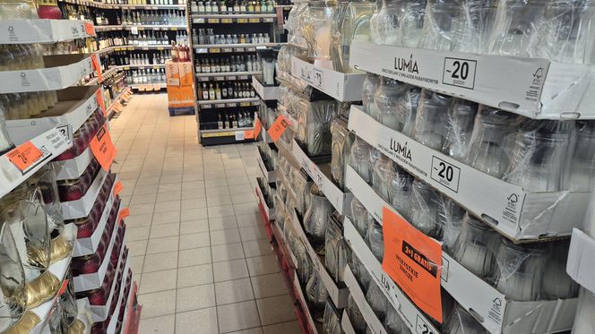 Ceny zniczy 2025. Tyle za znicze trzeba zapłacić w Biedronce. Czy jest taniej niż przed rokiem?