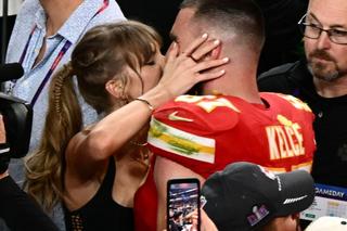 Taylor Swift i Travis Kelce skradli show na Super Bowl. O ich pocałunku mówią wszyscy!
