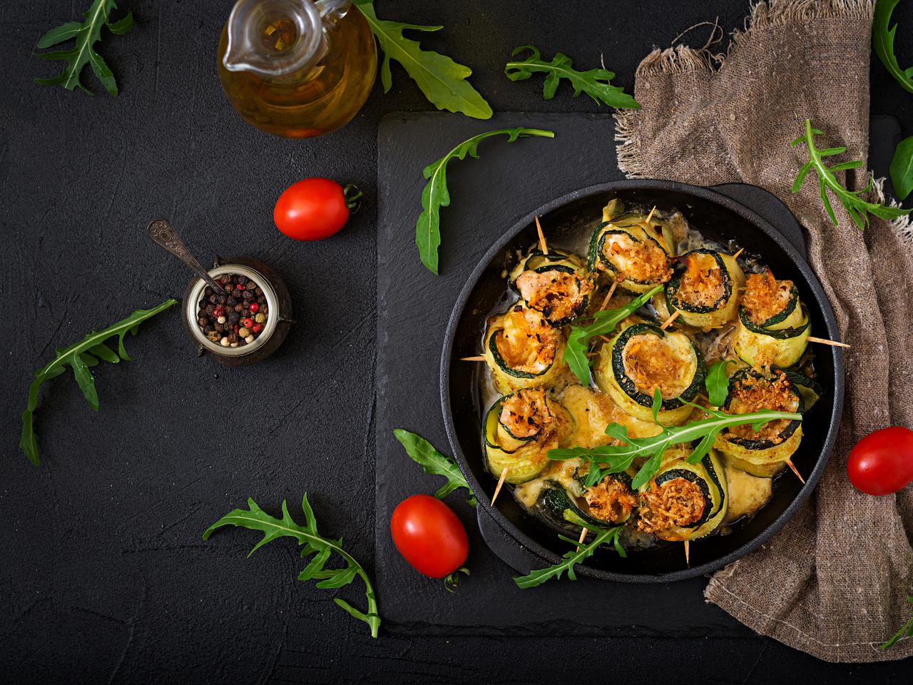 Koreczki z cukinii i kurczaka - letnia przekąska za grosze