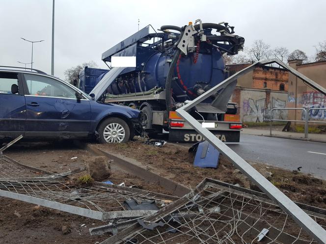 Wypadek na Jana Pawła II w Lesznie. Kierowca osobówki przejechał przez barierki