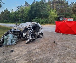 Nocna makabra na DK 12! Kierujący chevroletem nie żyje. Wjechał pod tira [ZDJĘCIA]