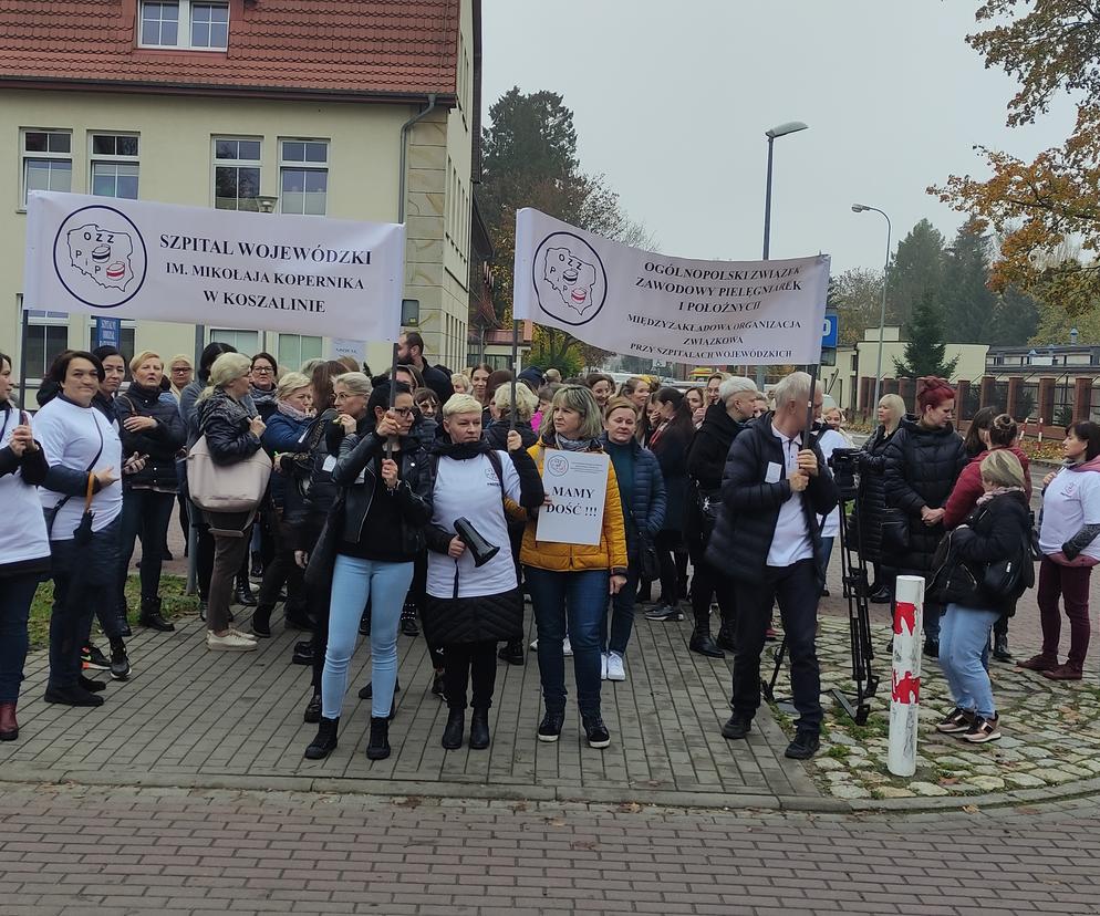 Pracownicy koszalińskiego szpitala pikietowali przed lecznicą żądając wypłaty należnych podwyżek wynagrodzeń