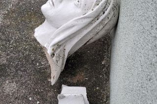 Zniszczona figura Maryi na bydgoskim cmentarzu. Ma niemal dwa metry. Ktoś ją musiał przewrócić. Przykry widok