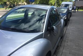 Wandal uszkodził kilkadziesiąt samochodów zaparkowanych przy ul. Pilotów [ZDJĘCIA, AUDIO]