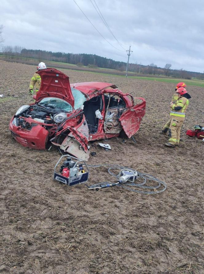 Tragiczny wypadek w Ościsłowie. 19-latek wjechał nissanem w pole i rąbnął w drzewo. Młody kierowca nie żyje
