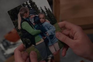 	Pierwsza miłość odcinek 3868. Melka i Kamil Biały są rodzeństwem - zdjęcie sprzed lat z matką