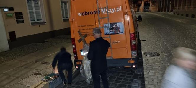 Pod osłoną nocy ksiądz wyniósł swoje rzeczy 