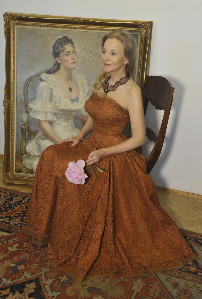 Laura Łącz pozowała w sukniach Niny Andrycz