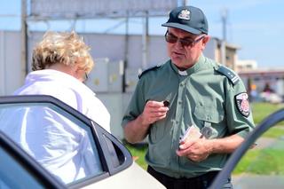 Nietypowa akcja policji. Ksiądz nawracał kierowców. Książeczki i breloczki zamiast mandatu