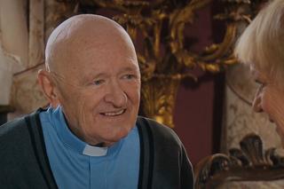 M jak miłość odc. 1717. Kisielowa (Małgorzata Rożniatowska), ksiądz proboszcz (Maciej Damięcki)