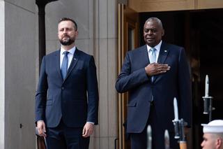 Kosiniak-Kamysz i Lloyd Austin na schodach Pentagonu