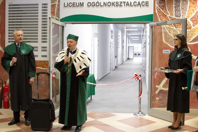 Białystok. LO Politechniki Białostockiej. Ślubowanie uczniów klas pierwszych