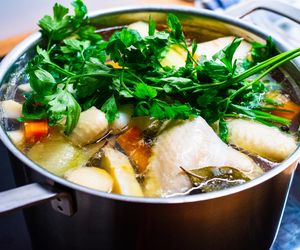 Popularny dodatek do rosołu zamienia go w truciznę. Zrezygnuj z tego warzywa