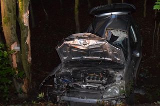  Zginęła pasażerka, kierowca uciekł z miejsca wypadku. 35-latek ukrywał się w lesie