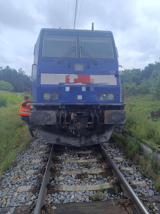 Osiek. Poważny wypadek na przejeździe kolejowym. 60-latek wjechał prosto pod pociąg [ZDJĘCIA].