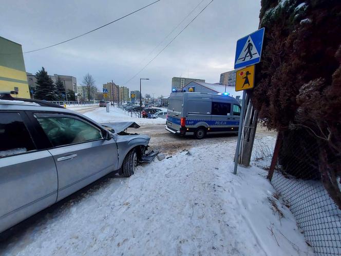 Kraksa na rondzie przy SP nr 11 w Starachowicach