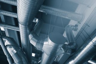 Naturalna, mechaniczna czy hybrydowa – jakie systemy wentylacyjne stosuje się w halach przemysłowych?