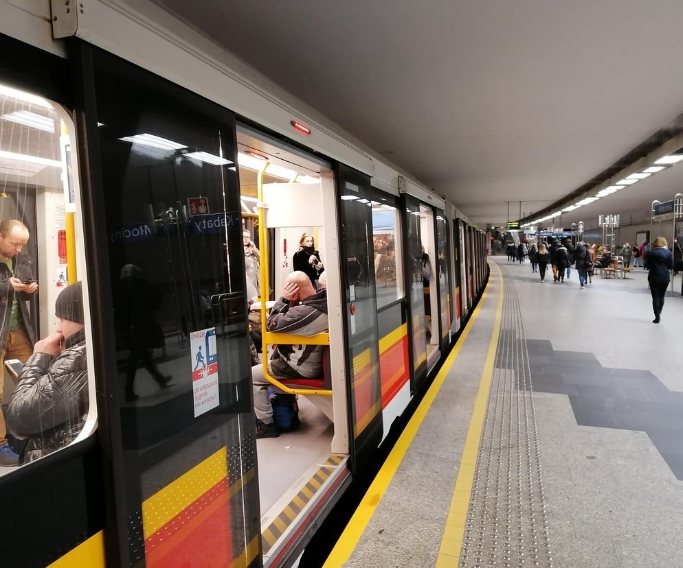 Dlaczego metro w Warszawie nie kursuje? Awaria 16.06.2025 r. Stoimy w tunelu