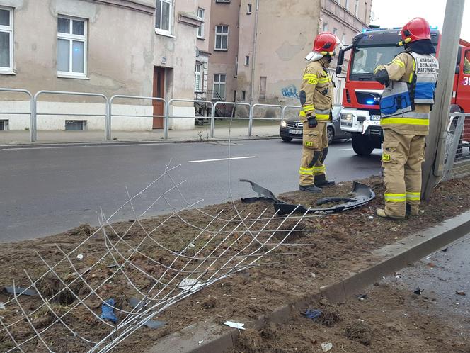 Wypadek na Jana Pawła II w Lesznie. Kierowca osobówki przejechał przez barierki