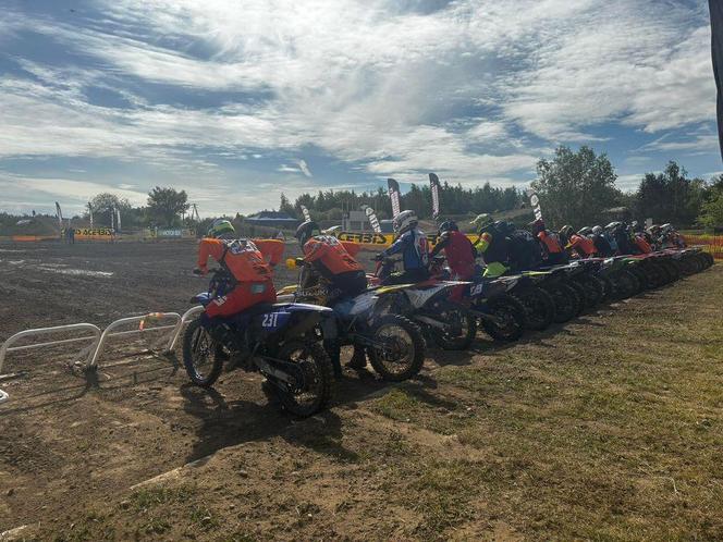 Ostre ściganie na torze w Strykowie. Inauguracja Pucharu Polski z udziałem Motocrossu Zaborowo z Leszna