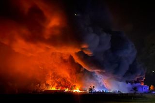 Warszawa. Pożar hal magazynowych w Kawęczynie [ZDJĘCIA]