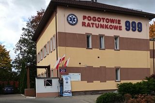 Biała Podlaska. Odsłonięcie tablicy poświęconej ratownikowi medycznemu. 64-latek został śmiertelnie dźgnięty nożem na służbie [ZDJĘCIA]