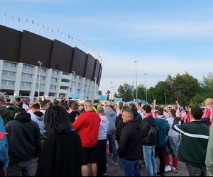 Kibice skandują Lewandowski pod stadionem w Helsinkach