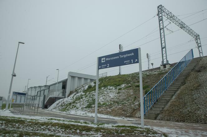 Postawili stację kolejową w szczerym polu. Cztery lata budowy, jeden pociąg na godzinę