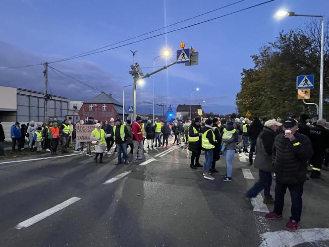 Protest na DK nr 80 po wypadku, w którym zginął 15-letni Kuba. Mieszkańcy zablokowali drogę