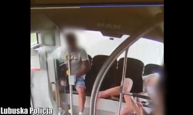 Gorzów. Brutalny atak na pasażerkę autobusu! Sprawca bez litości [WIDEO]