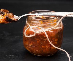 Grzyby po grecku. Świetny patent na grzybki marynowane w keczupie