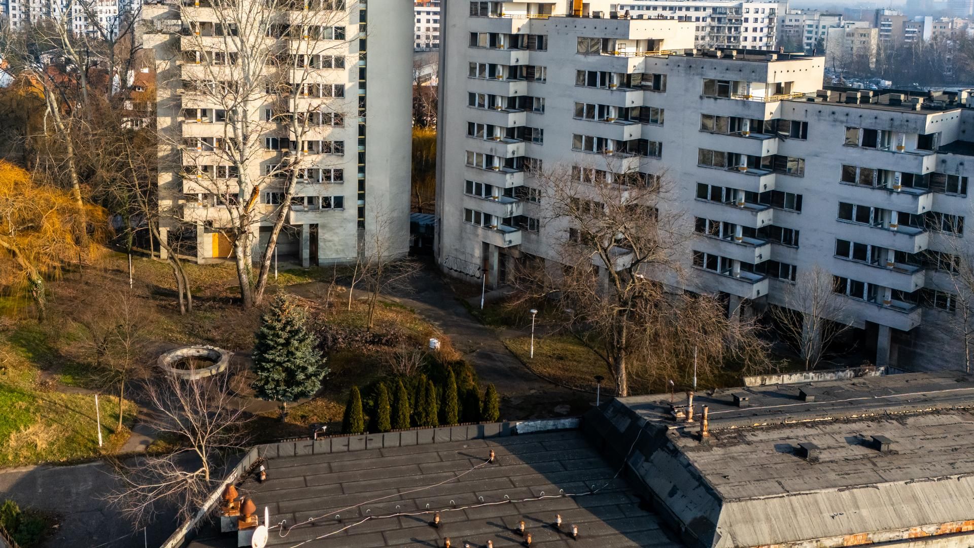 Szpiegowo z lotu ptaka. Blok na Sobieskiego 100 w Warszawie