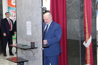 Łukaszenka gra w dezinformację? Ekspert OSW o towarze, którym handluje białoruski reżim
