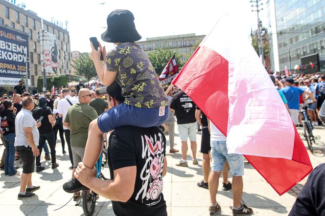 Protest przeciwko imigrantom.Tysiące kibiciów na ulicach Katowic