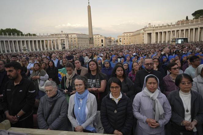 Hołdy na Placu Świętego Piotra.