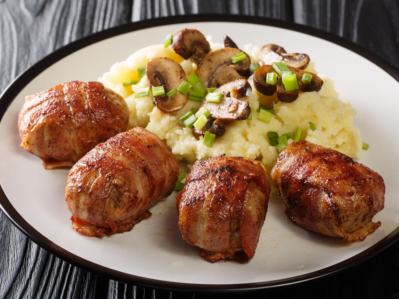 Wypróbuj odmienione kotlety! Przepis na mielone po holendersku, zawijane w boczek