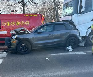 Ciężarówka zmiażdżyła cztery pojazdy. Sześć osób rannych, w tym dzieci. Lądował śmigłowiec LPR