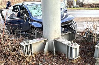  Huknął w słup i uciekł z miejsca wypadku. W aucie zostawił rannego pasażera. Trwa obława