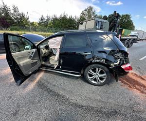 Wypadek na S8 w Warszawie. Rozbita wojskowa ciężarówka i dwa auta, są ranni