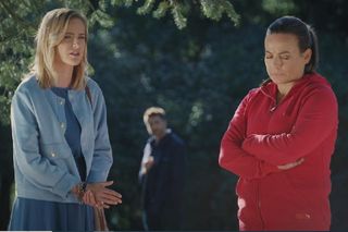 M jak miłość, odcinek 1845. Dima (Michaił Pszeniczny), Julia (Marta Chodorowska), Magda (Anna Mucha)