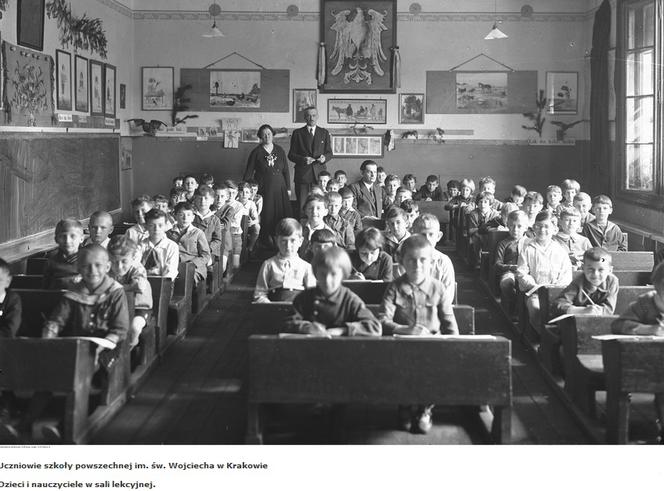 Zobaczcie, jak wyglądały lekcje w krakowskich szkołach prawie 100 lat temu! [ARCHIWALNE ZDJĘCIA]