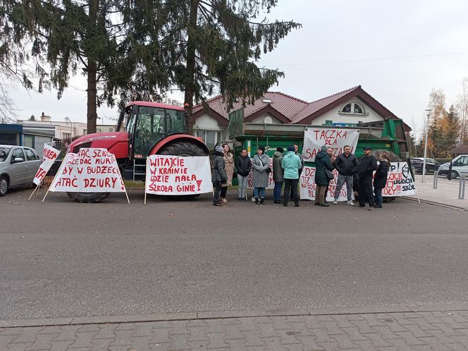 Protest pod Urzędem Gminy w Grucie