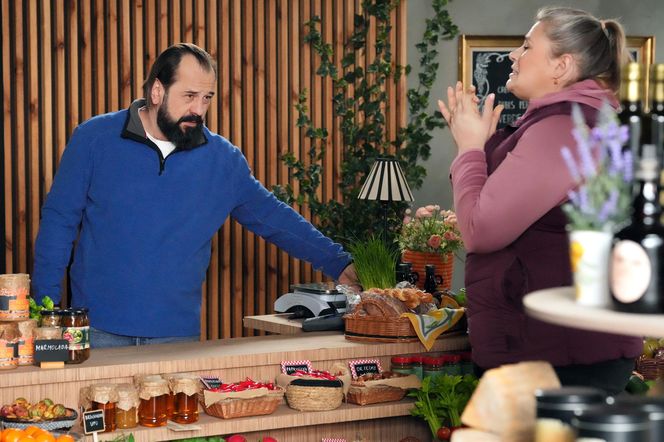 Barwy szczęścia, odcinek 3234: Borys (Jakub Wieczorek), Aldona (Elżbieta Romanowska)