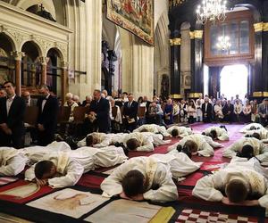 Kraków. Abp Marek Jędraszewski wyświęcił nowych księży. Chętnych więcej niż rok temu