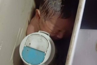 Sprzątała toalety, nagle usłyszała płacz. W spłuczce był upchnięty noworodek! Nie miał odciętej pępowiny