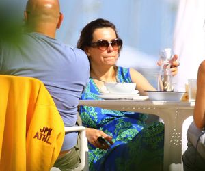 Renata Dancewicz kurzy na plaży