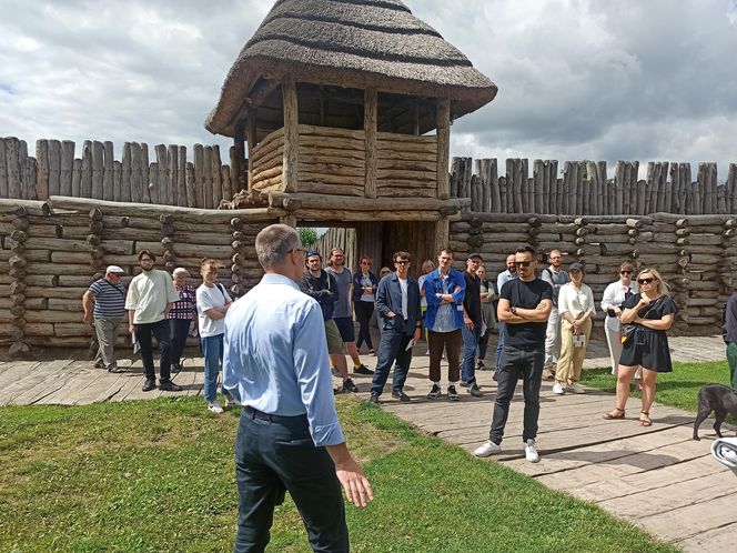 Biskupin. Wizja lokalna z uczestnikami konkursu na tamtejszy pawilon